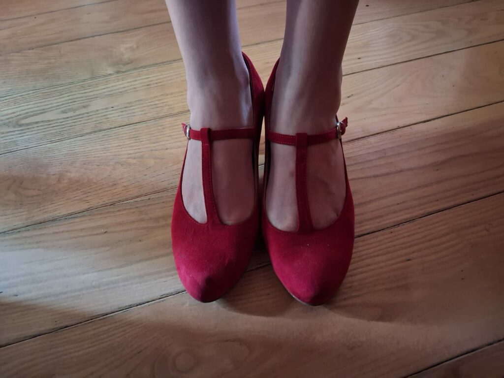 Zdjęcie butów Oli podczas wieczoru autorskiego